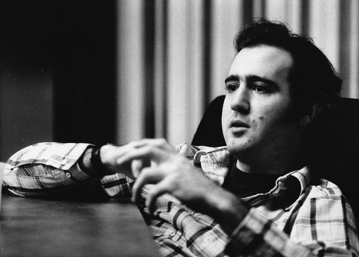 Nghệ sỹ hài huyền thoại Andy Kaufman thường nói về việc thực hiện trò đùa cuối cùng - giả mạo cái chết của mình và quay trở lại đầy ngoạn mục sau đó. Vì vậy, sau khi qua đời vì bệnh ung thư năm 1984, nhiều người cho rằng thực tế ông vẫn còn sống.